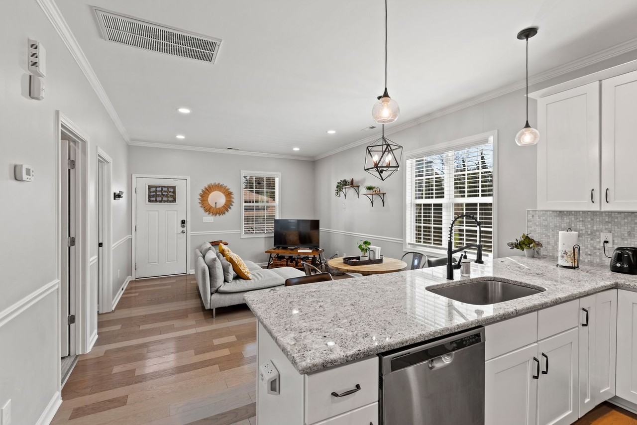 915 N Elizabeth St - Photo 3 of 22