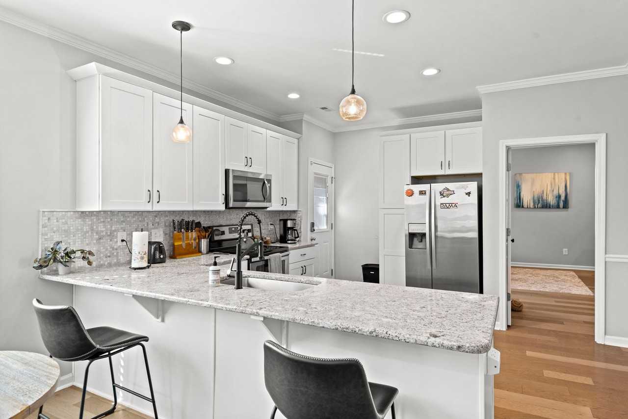 915 N Elizabeth St - Photo 4 of 22