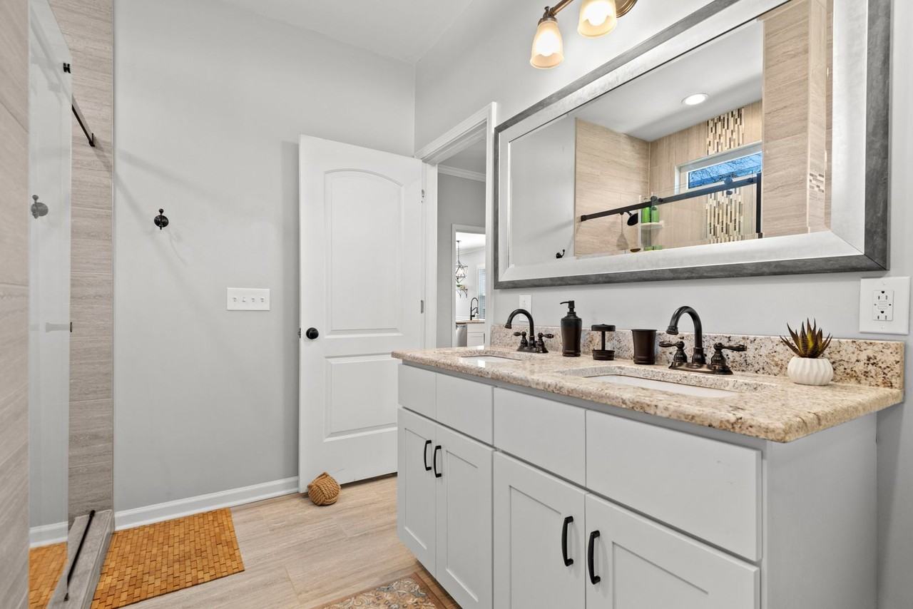 915 N Elizabeth St - Photo 7 of 22