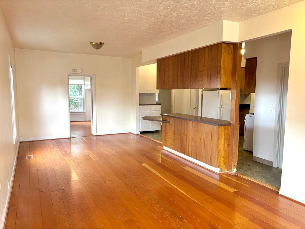 1422 Se Glenwood St - Photo 3 of 18