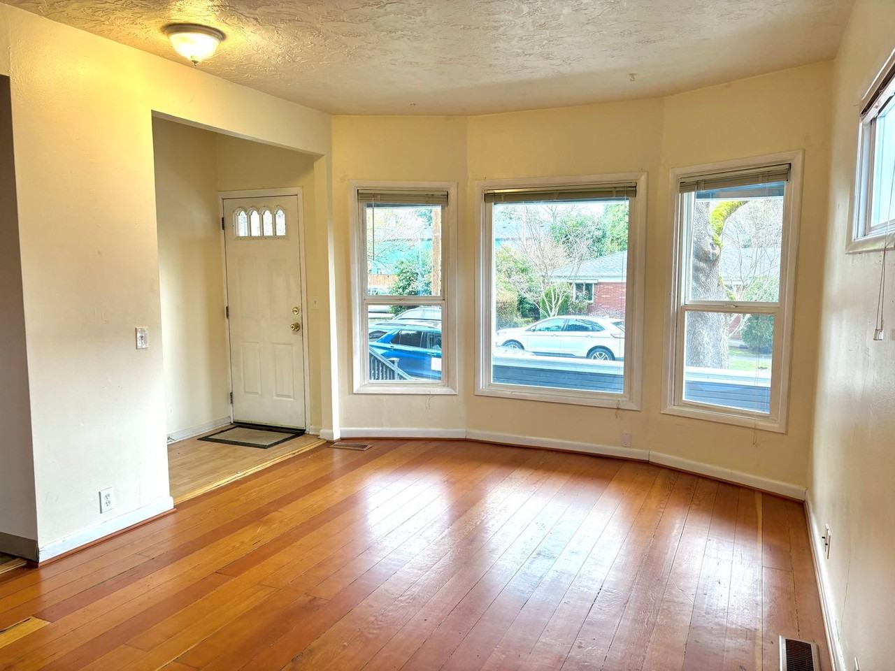 1422 Se Glenwood St - Photo 4 of 18