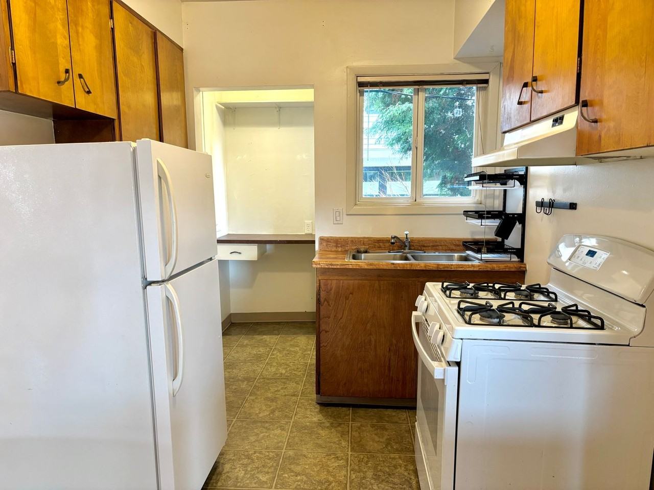 1422 Se Glenwood St - Photo 6 of 18