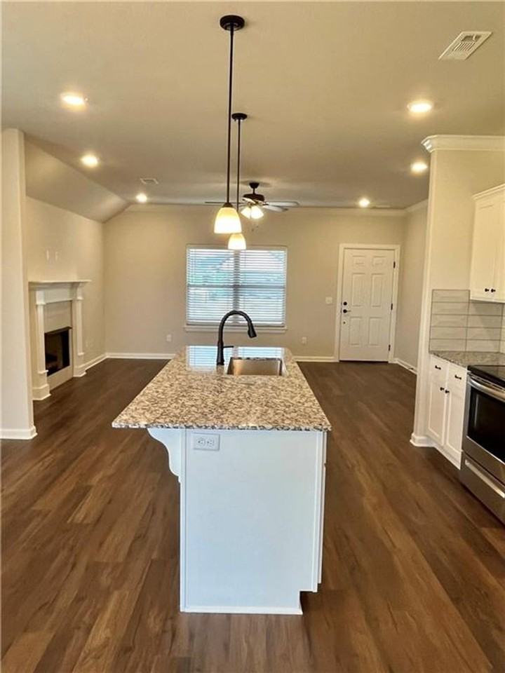 145 N Hinsdale Ave - Photo 4 of 14