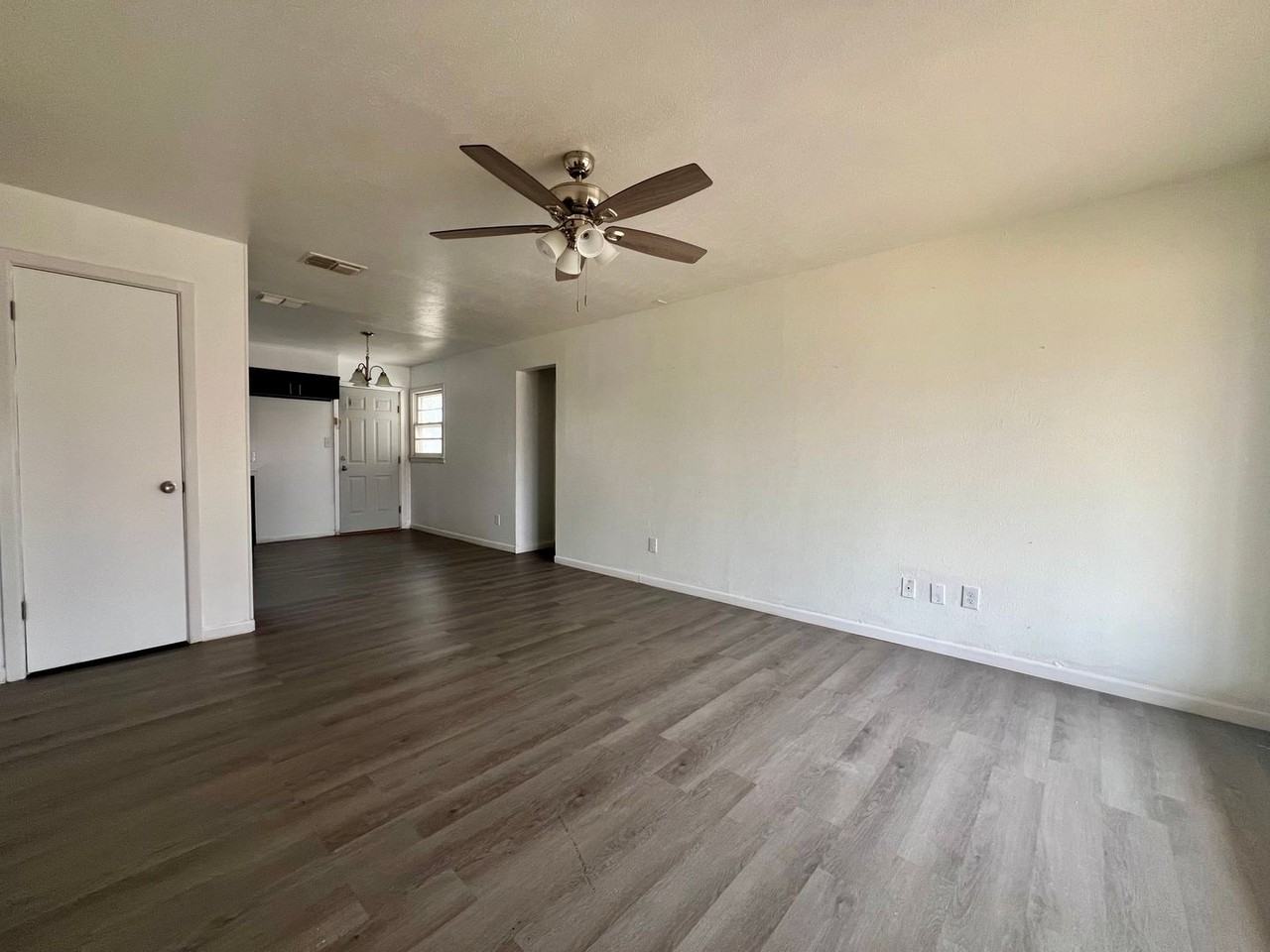 704 E Yucca Ln - Photo 2 of 10