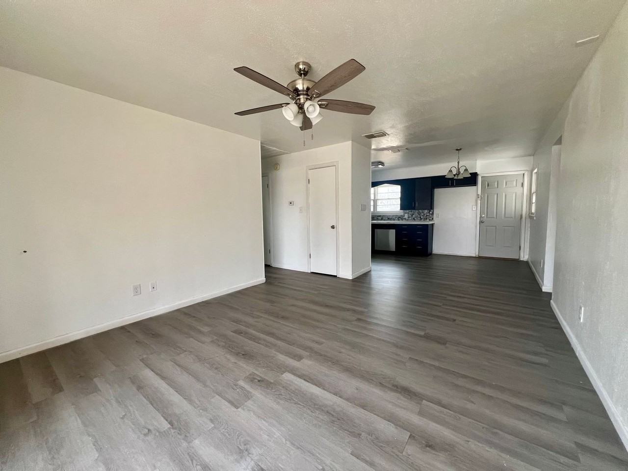 704 E Yucca Ln - Photo 3 of 10