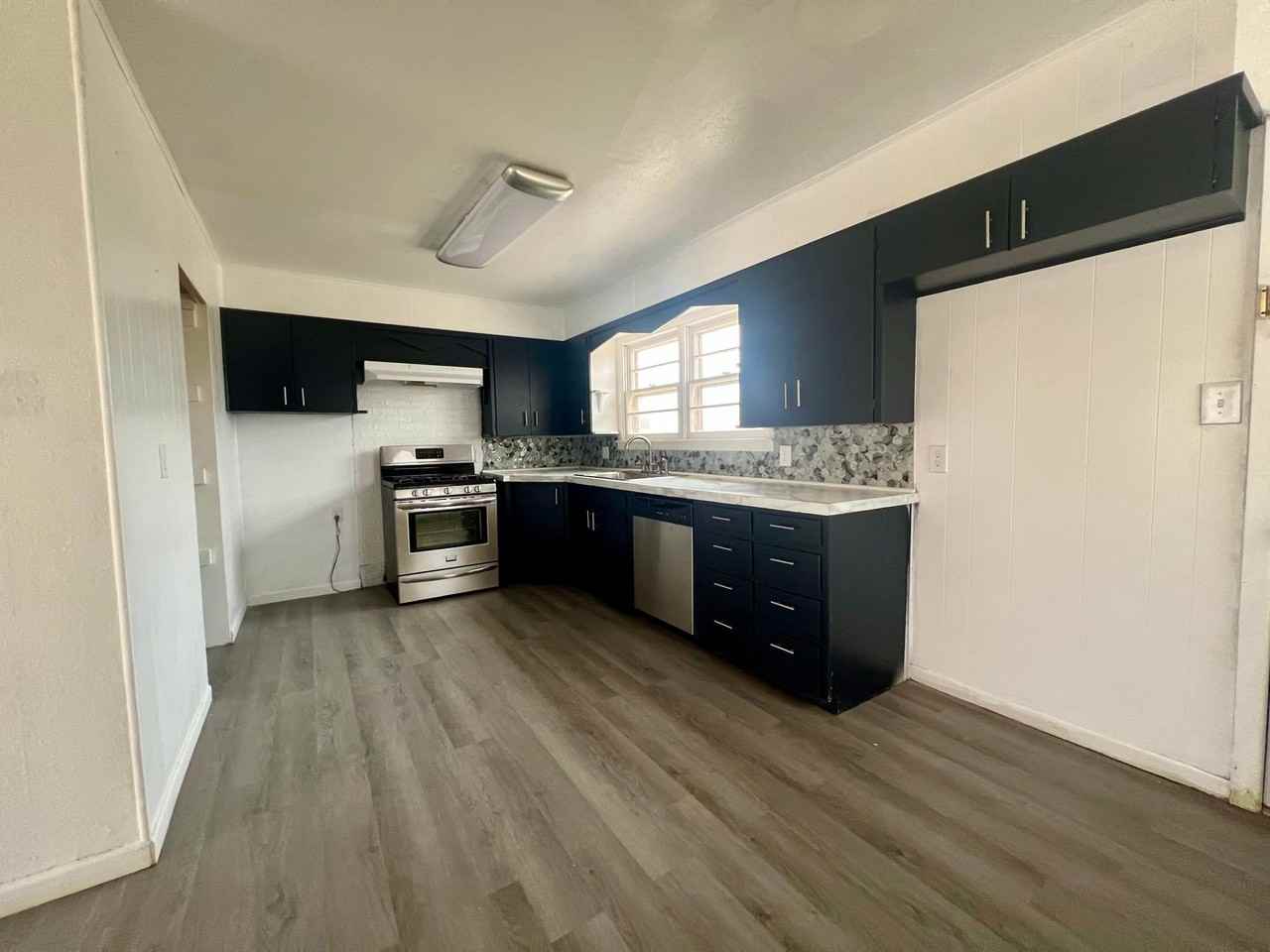 704 E Yucca Ln - Photo 4 of 10