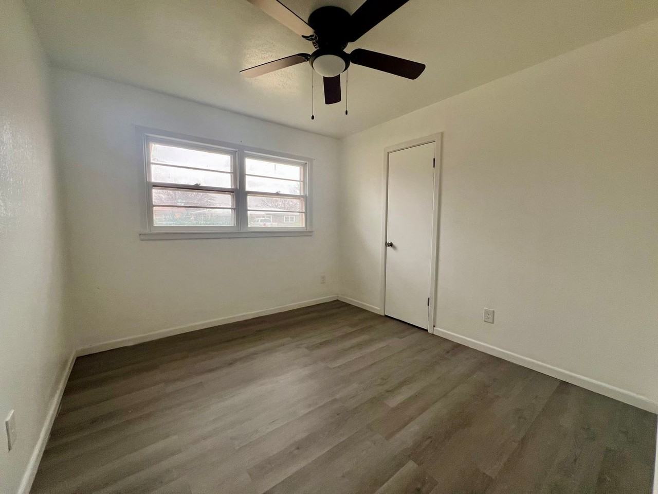 704 E Yucca Ln - Photo 5 of 10