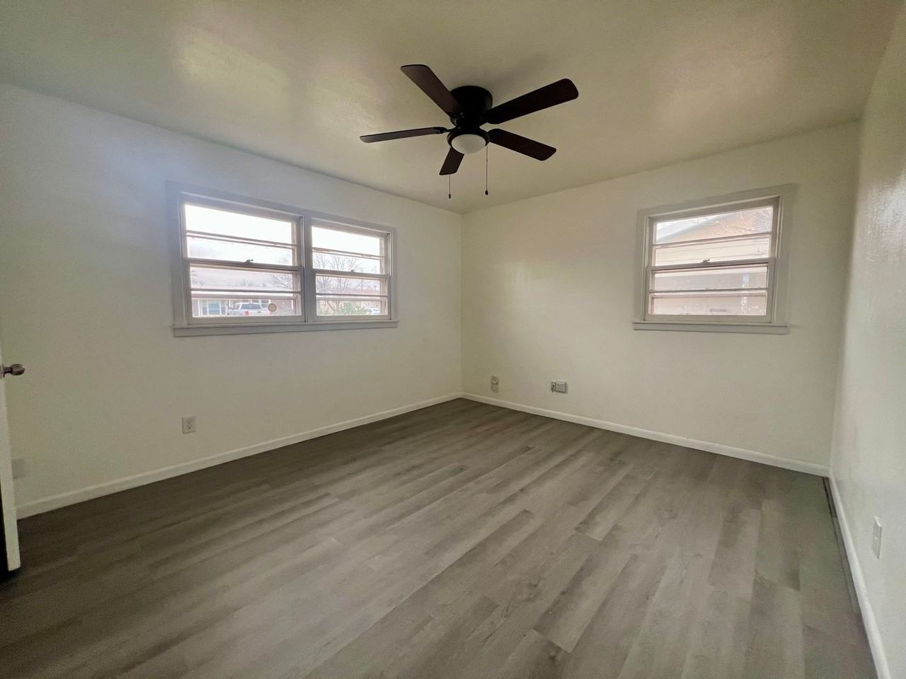 704 E Yucca Ln - Photo 7 of 10