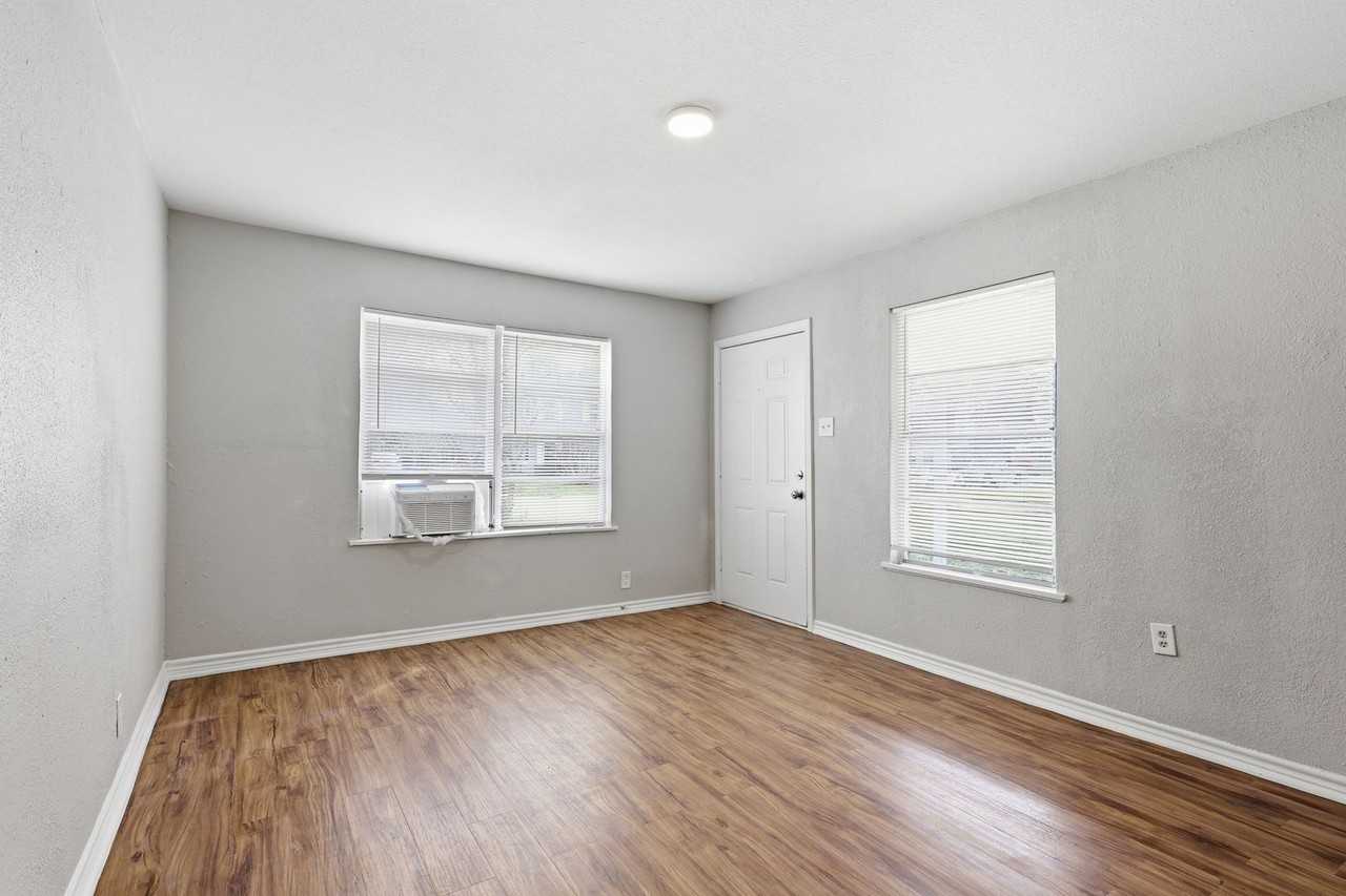 1114 1st Ave N - Photo 3 of 24