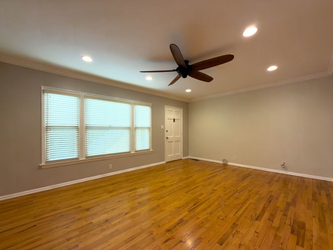 10428 Riverside Dr - Photo 2 of 14