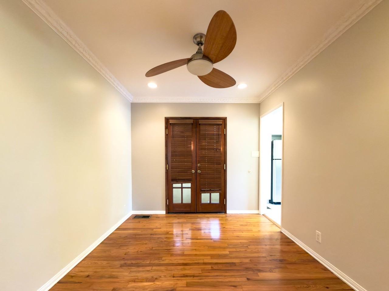 10428 Riverside Dr - Photo 3 of 14