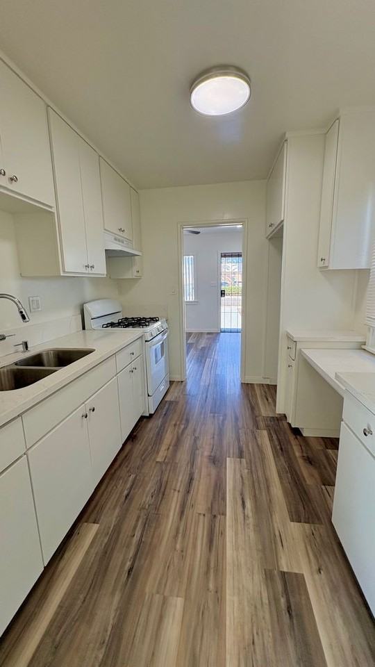 14902 Inglewood Ave - Photo 3 of 12