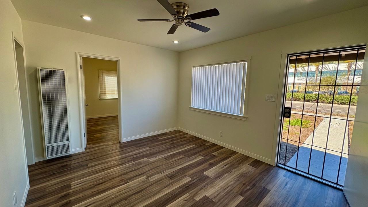 14902 Inglewood Ave - Photo 4 of 12