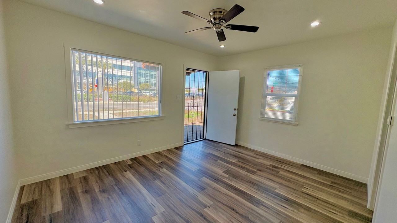 14902 Inglewood Ave - Photo 5 of 12