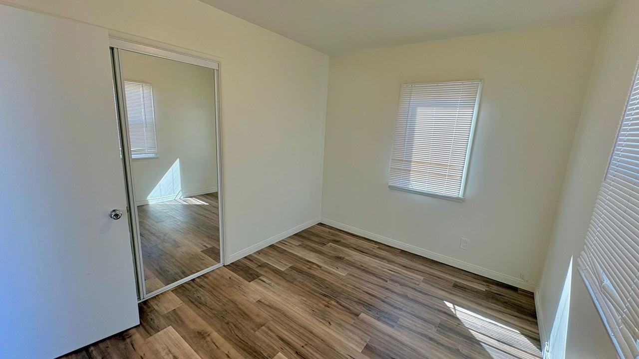 14902 Inglewood Ave - Photo 6 of 12