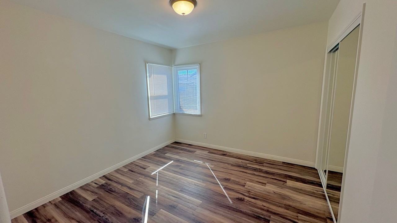 14902 Inglewood Ave - Photo 7 of 12