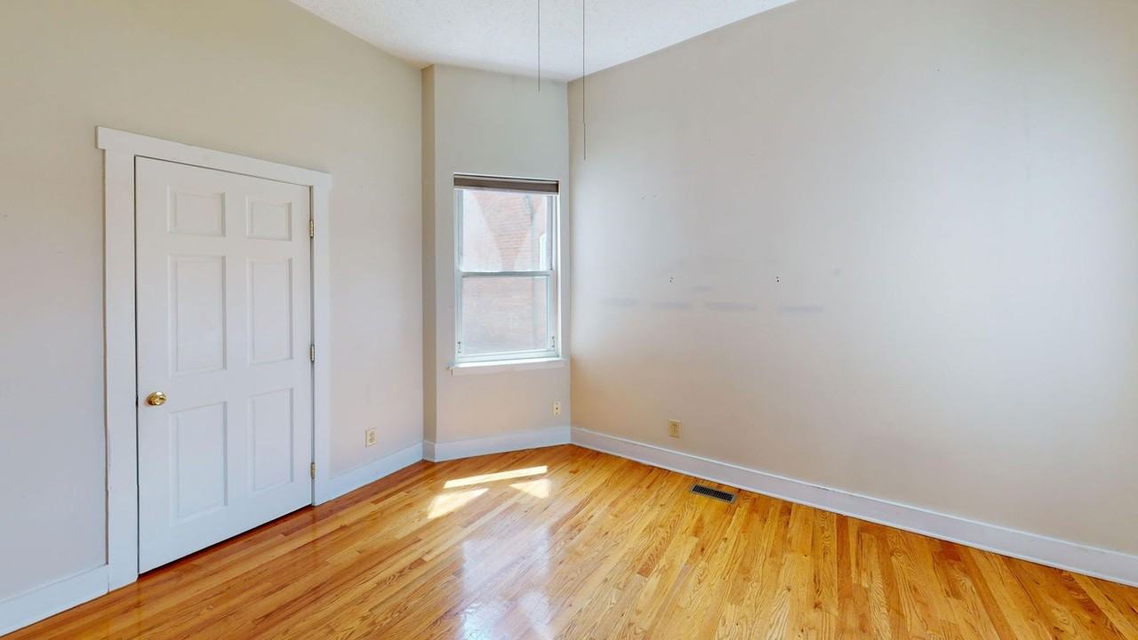 1369 Summit St - Photo 3 of 6