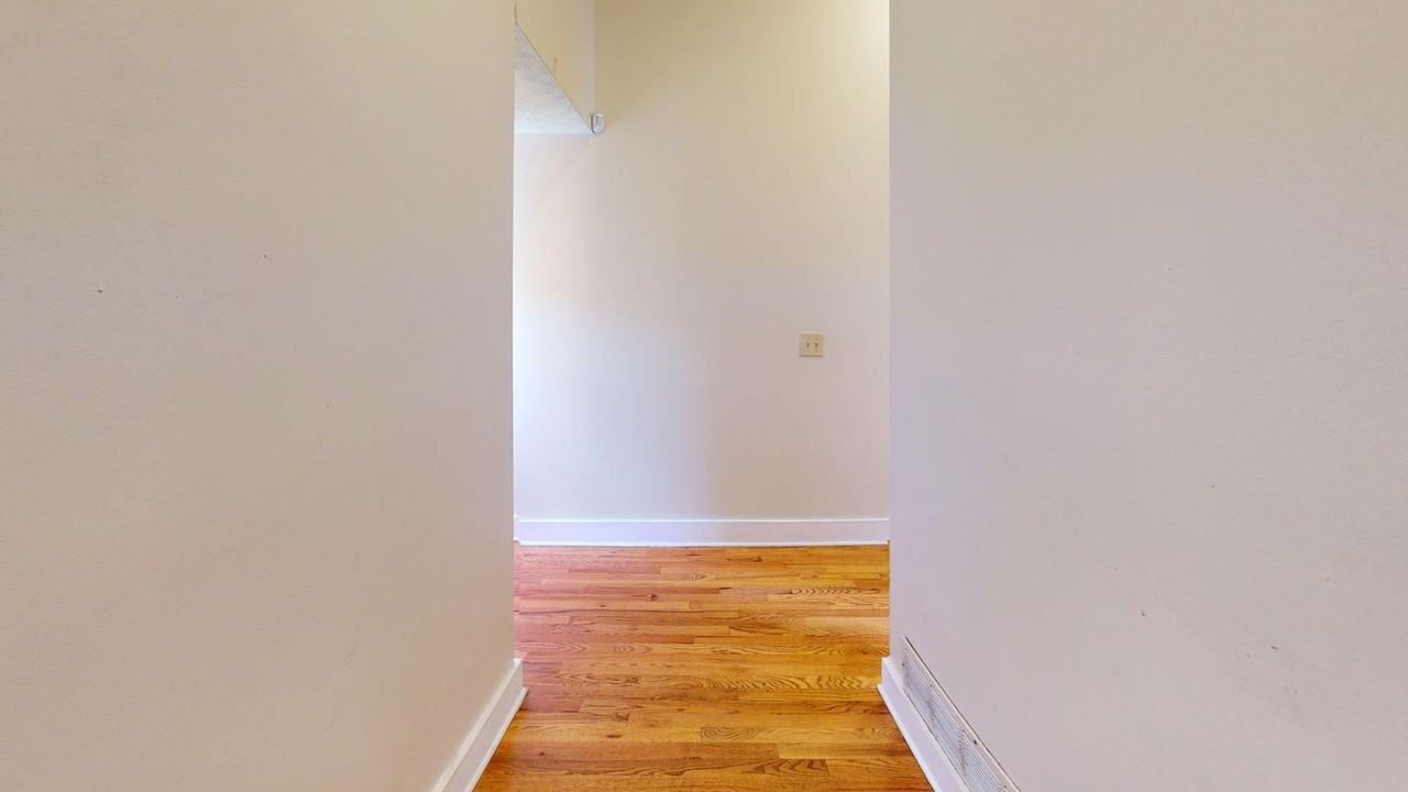 1369 Summit St - Photo 4 of 6