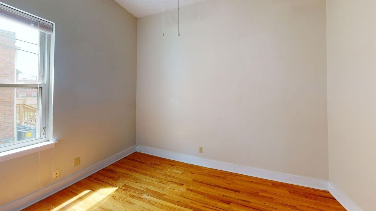 1369 Summit St - Photo 5 of 6