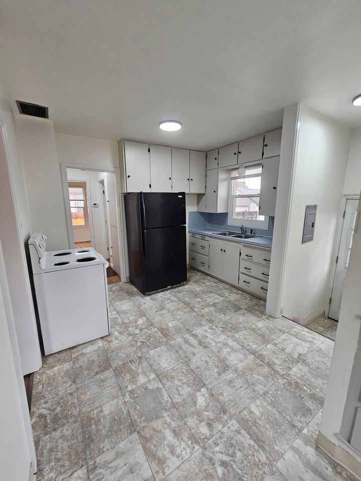 2215 W Idaho St - Photo 3 of 18