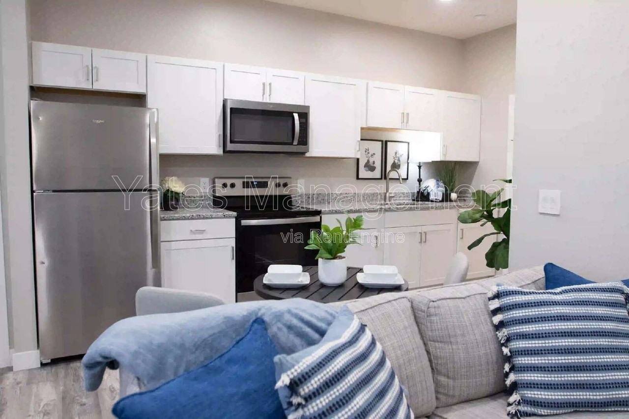 411 W Mcpherson Ave #104 - Photo 3 of 50