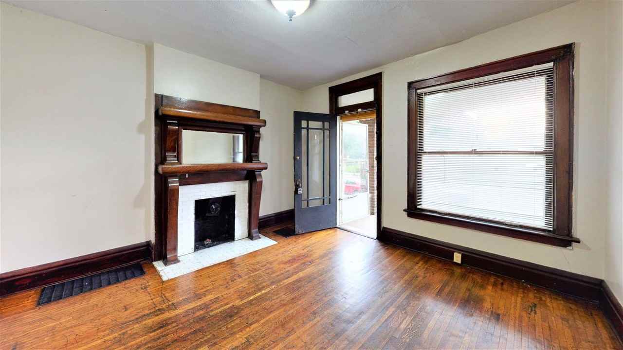 1482 Summit St - Photo 2 of 12