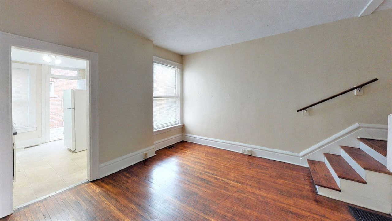 1482 Summit St - Photo 3 of 12