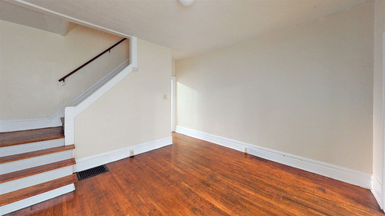 1482 Summit St - Photo 4 of 12