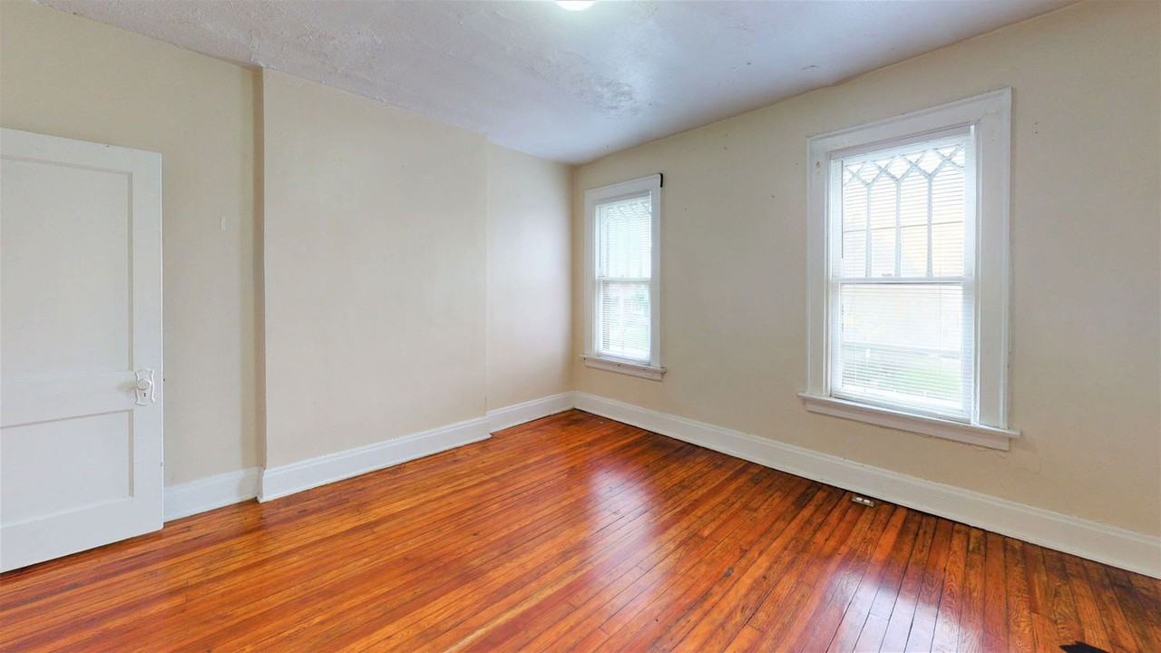 1482 Summit St - Photo 7 of 12