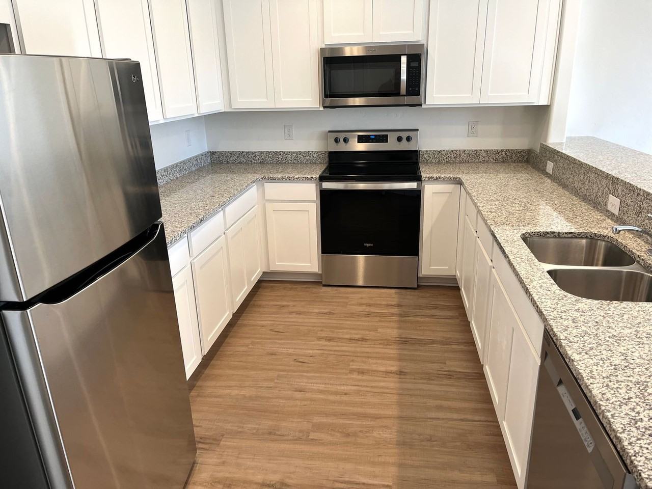 5500 Cherry Ln - Photo 3 of 19