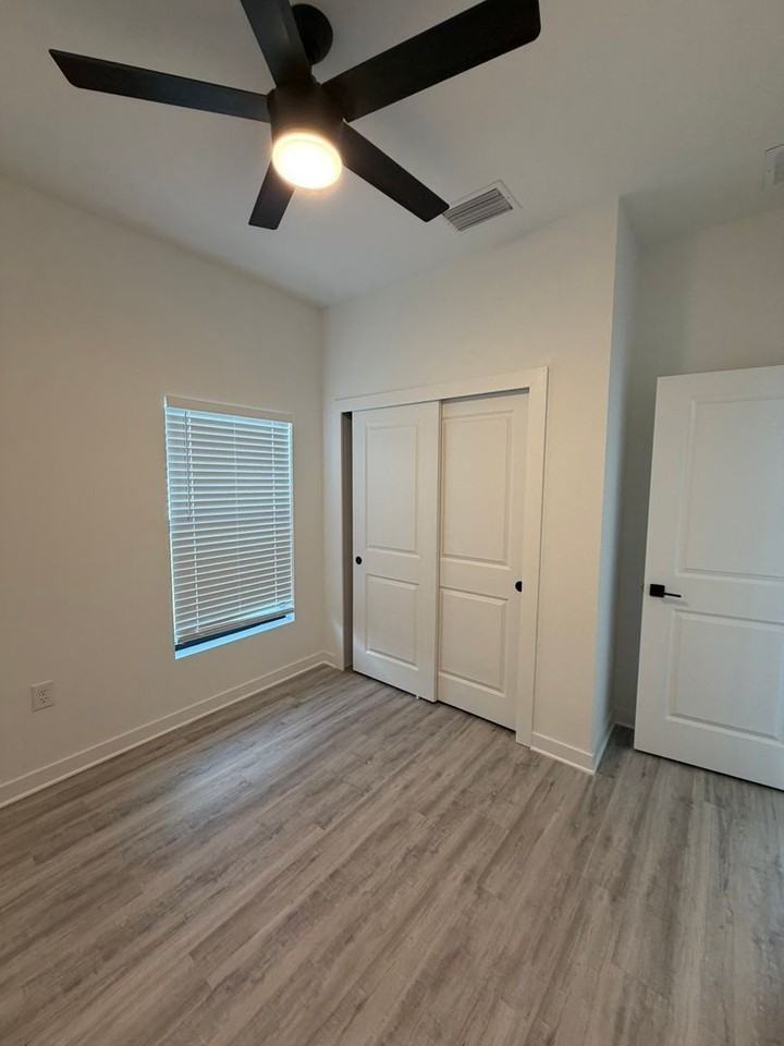 1117 Abrams Blvd - Photo 6 of 35