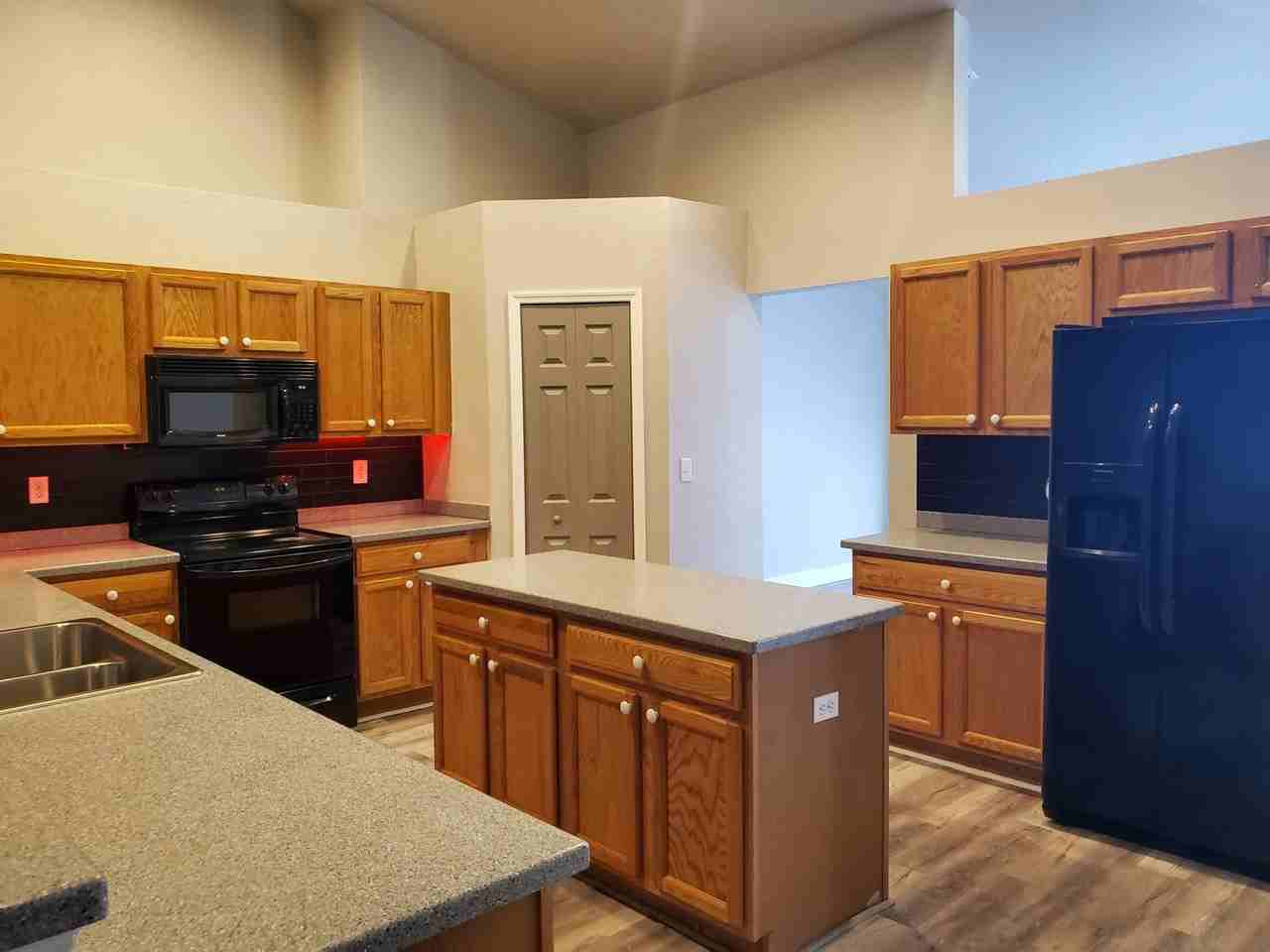 445 Reading St - Photo 5 of 16