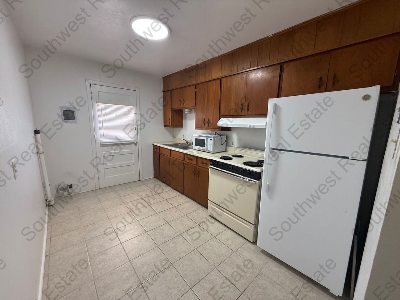 1413 W 10th St - Photo 2 of 9