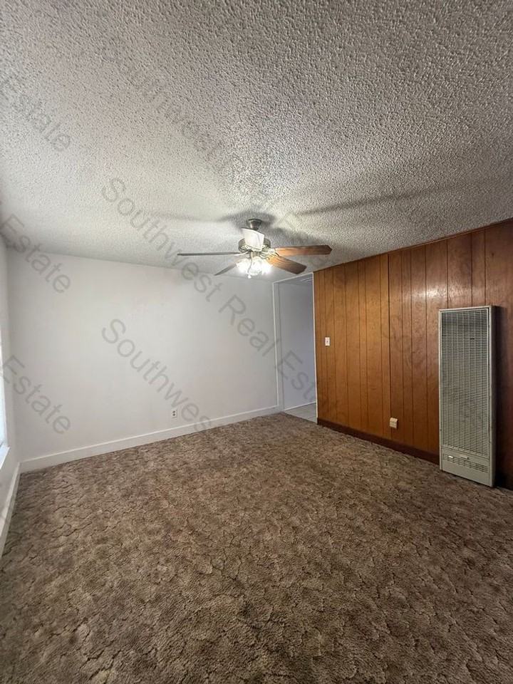 1413 W 10th St - Photo 3 of 9