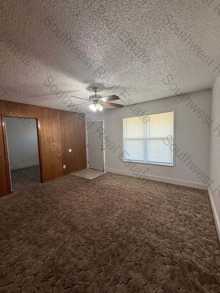 1413 W 10th St - Photo 4 of 9