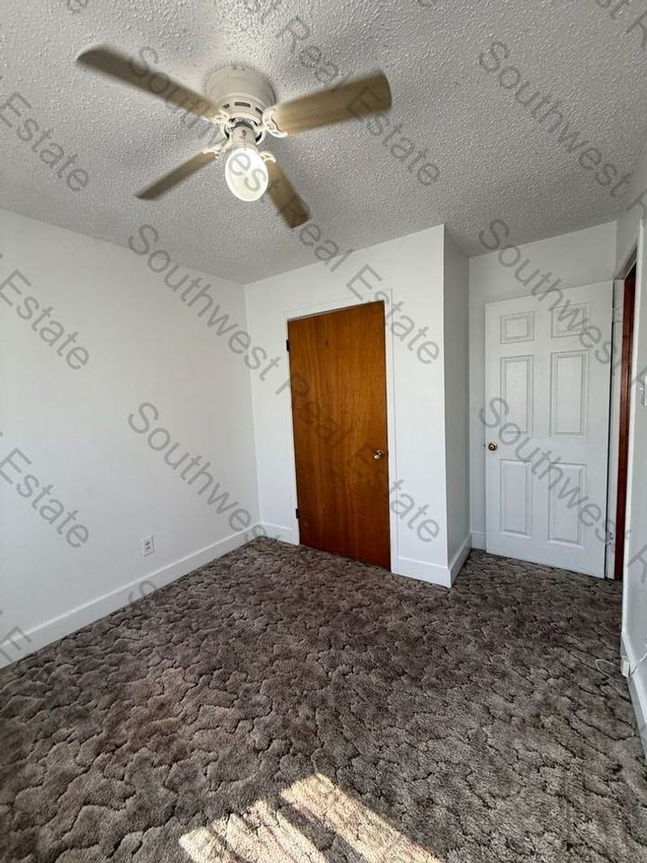 1413 W 10th St - Photo 5 of 9