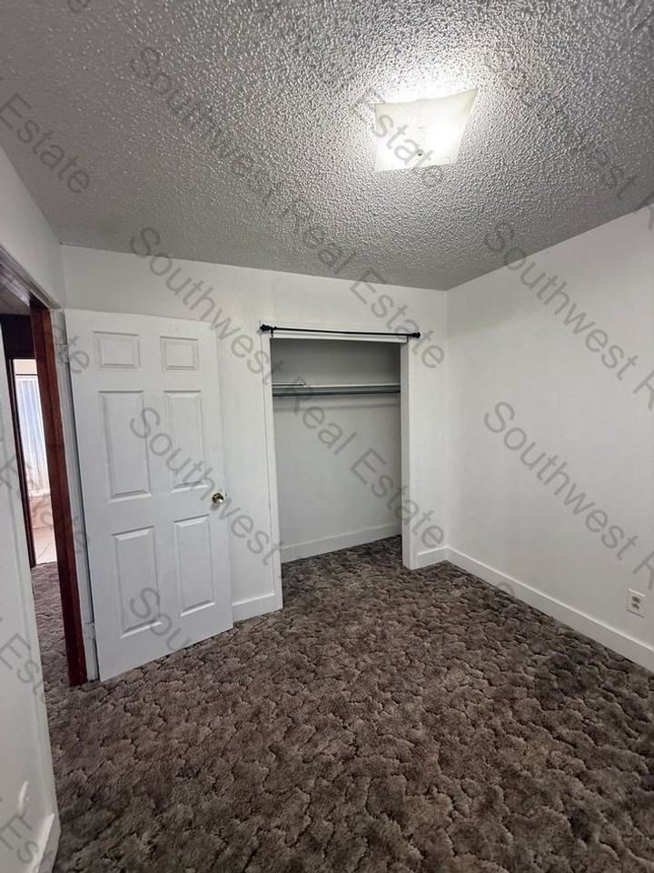 1413 W 10th St - Photo 6 of 9