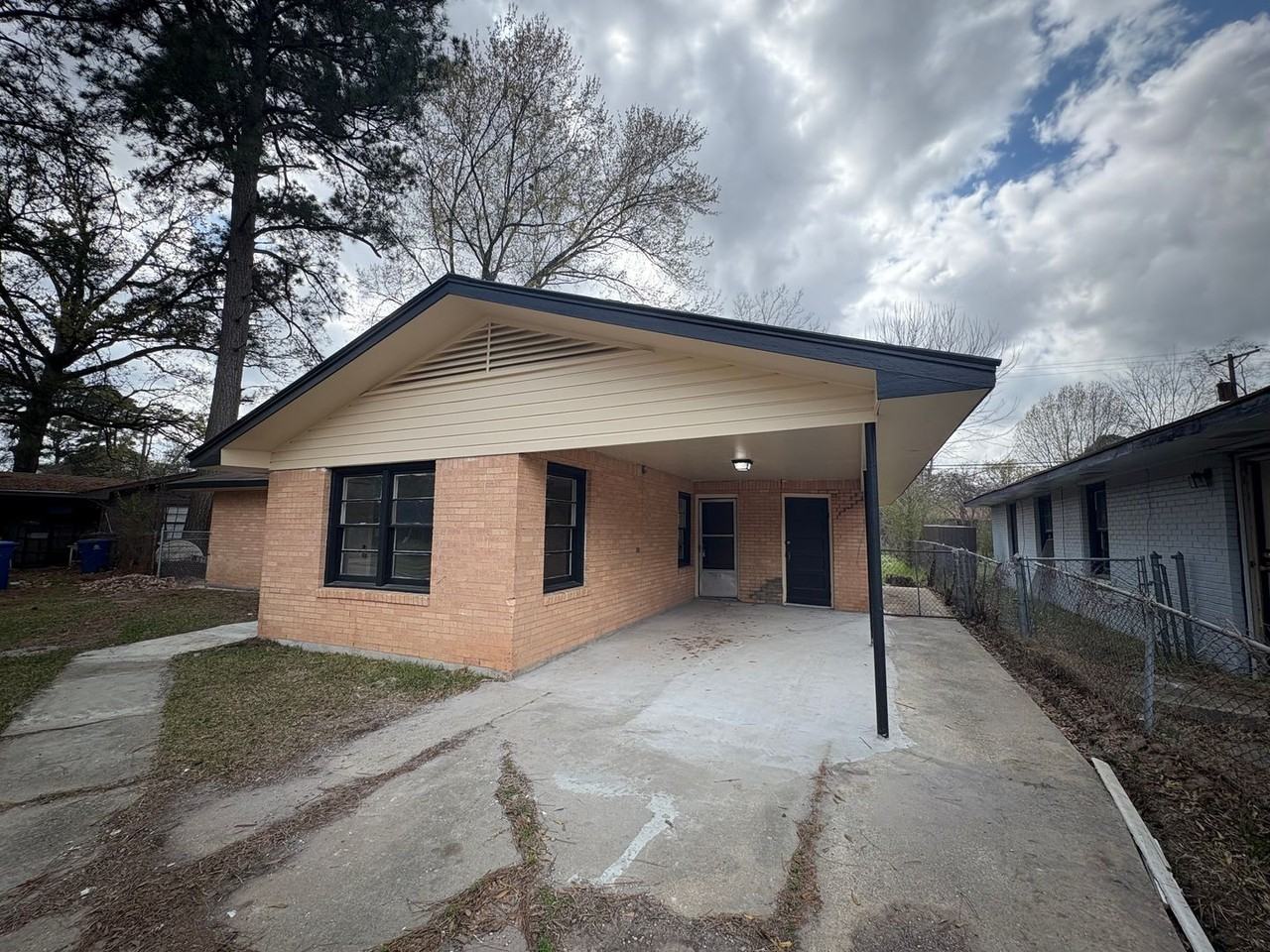 7216 Burlingame Blvd - Photo 2 of 19