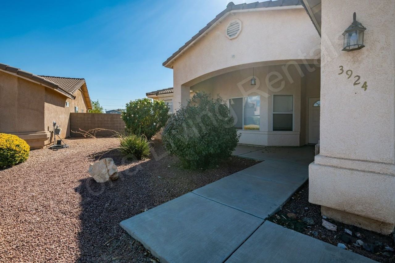 3924 E Snavely Plz - Photo 3 of 33