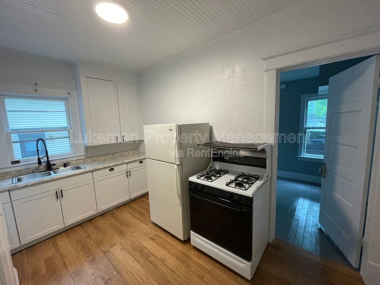 720 Oak St #1 - Photo 5 of 8