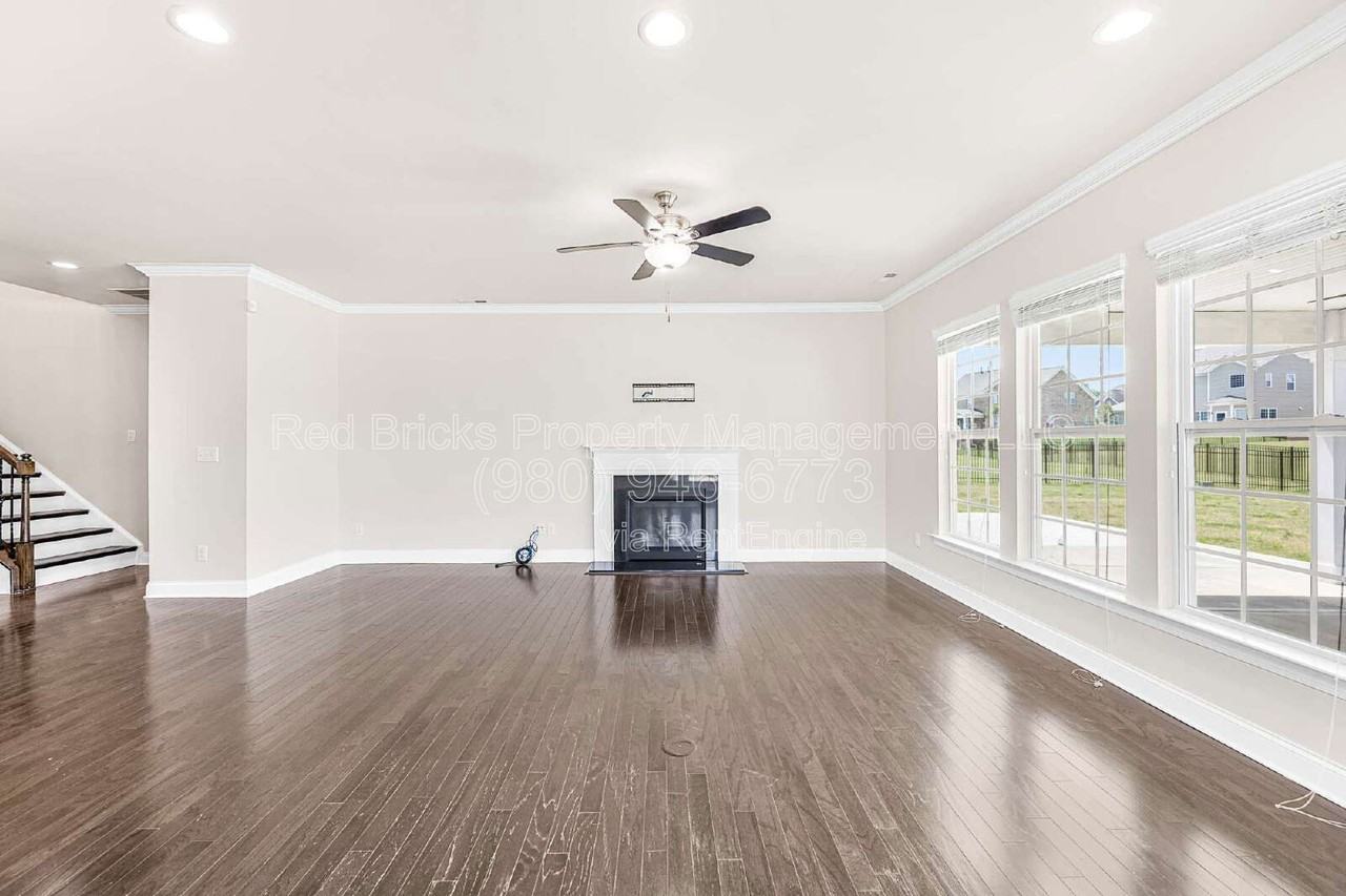 8608 Lavender Pl - Photo 4 of 42