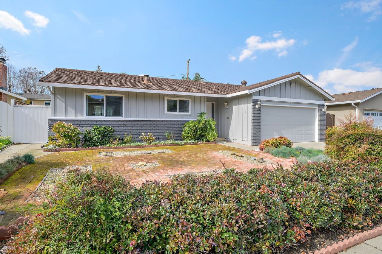 1061 Rickenbacker St - Photo 2 of 21