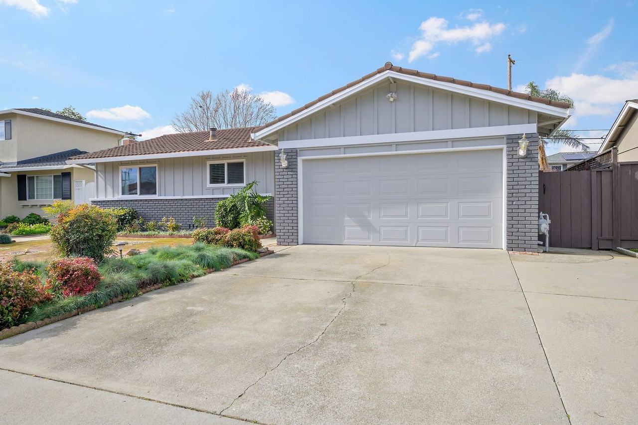 1061 Rickenbacker St - Photo 3 of 21