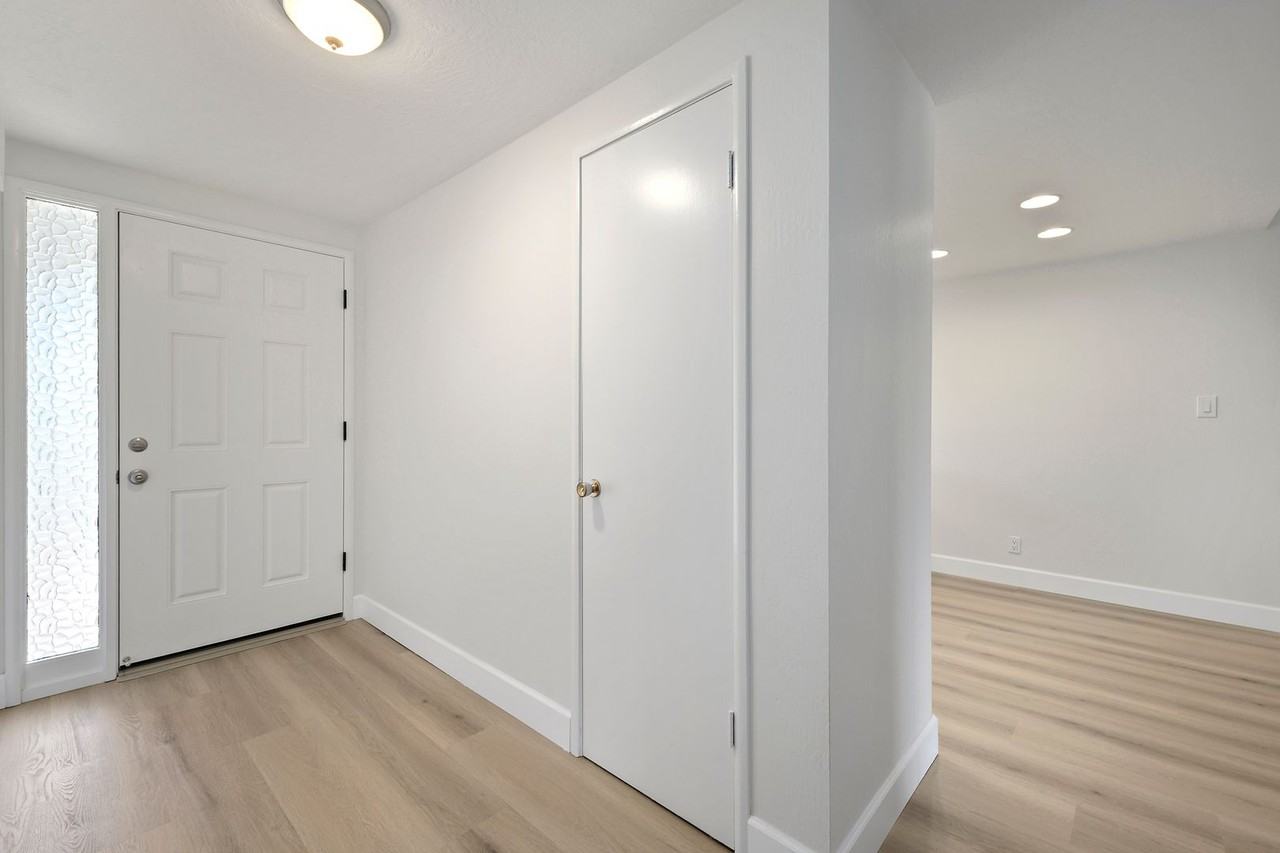 1061 Rickenbacker St - Photo 4 of 21