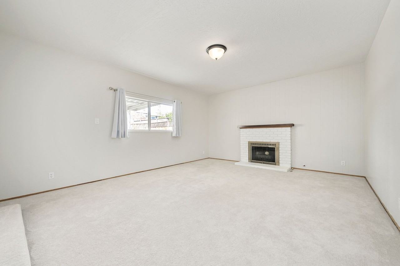 1061 Rickenbacker St - Photo 5 of 21