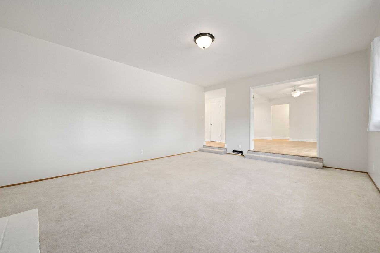 1061 Rickenbacker St - Photo 6 of 21