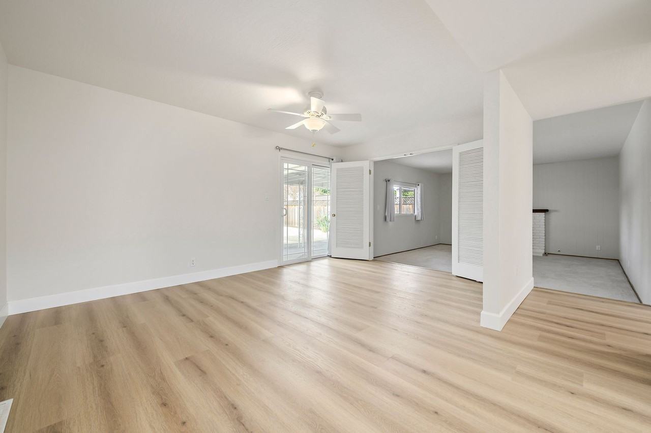 1061 Rickenbacker St - Photo 7 of 21