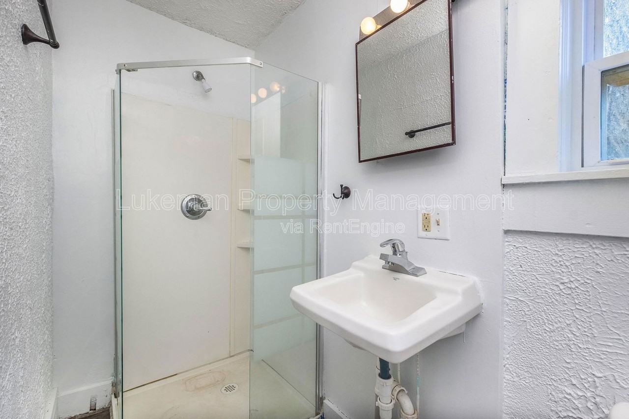 719 Davis St - Photo 5 of 19