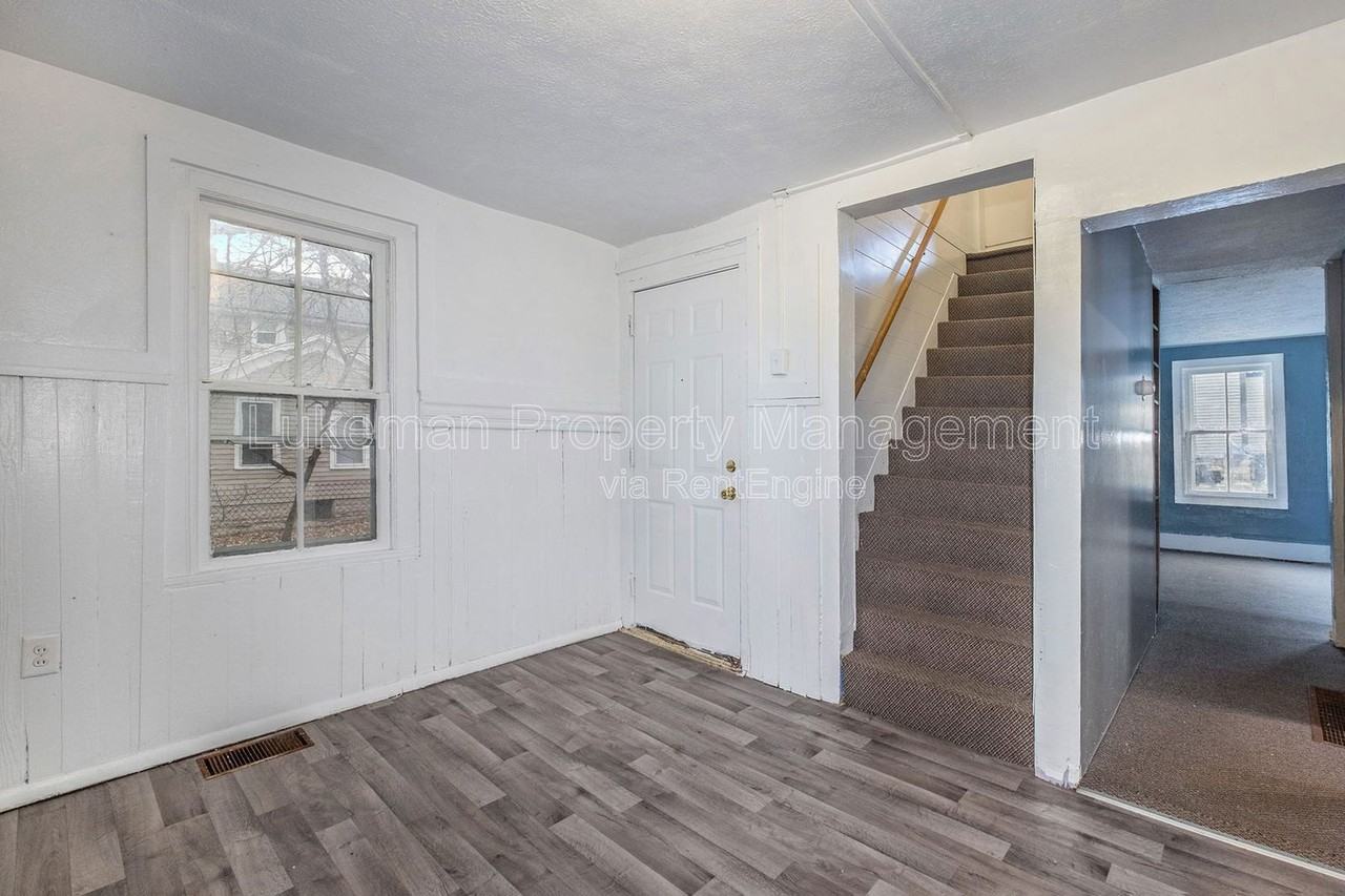 719 Davis St - Photo 7 of 19