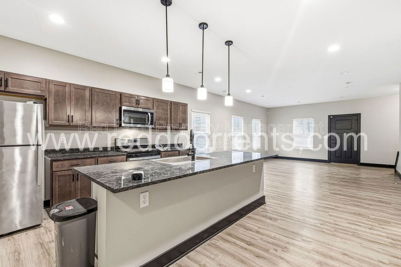 416 Eastern Ave - Photo 4 of 29